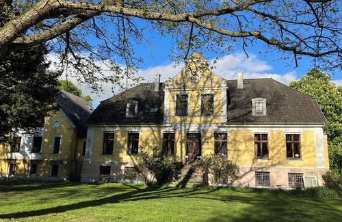 Parchtitz Apartment | Old charm with a breath of fresh air in the manor house