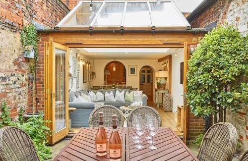 Henley-on-Thames House | Old Coach House & Dolls House - Sleeps 24