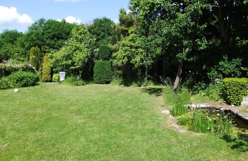 Ardens Grafton Cottage | Old detached stone cottage in Shakespeare country