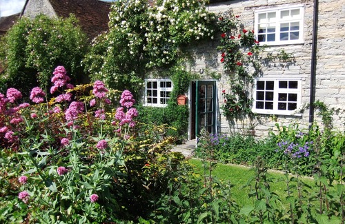 Ardens Grafton Cottage | Old detached stone cottage in Shakespeare country