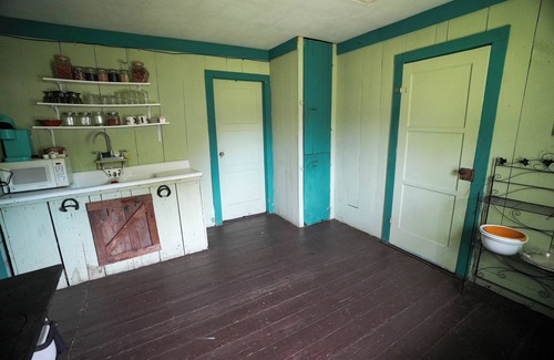 Plantersville Cabin | Old Fashioned 1930s Country Cottage Retreat in Plantersville - Near TX Ren Fest