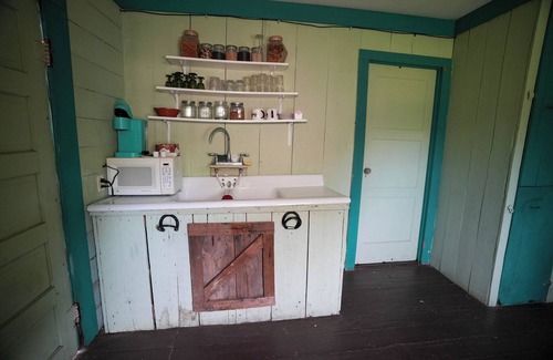 Plantersville Cabin | Old Fashioned 1930s Country Cottage Retreat in Plantersville - Near TX Ren Fest