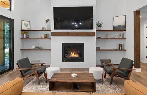 Ronald House | Old Grove Retreat in Suncadia- Gourmet Kitchen, Hot Tub, BBQ, Firepit, Outdoor Seating, Smart TVs, Hi-speed Wi-Fi
