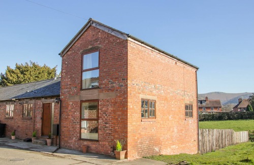 Church Stretton Cottage | OLD HALL BARN 2, pet friendly, with hot tub in Church Stretton