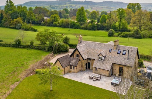 Winchcombe Cottage | Old Laundry - a sudeley castle cottage that sleeps 12 guests in 6 bedrooms
