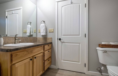 Southern Crossing Apartment | Old Mill Location with a Mountain View!