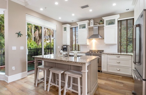 Old Naples Villa | Old Naples Walk to 5th Ave 4 Bedrm 5 bath home MONTHLY DISCOUNT