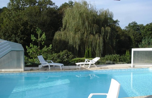 Mayrinhac-Lentour House | Old renovated barn with covered pool