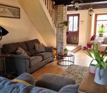 Neath House | Old Road Cottage Pet Friendly Outdoors Beaches