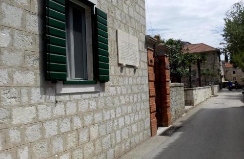 Kastela Apartment | Old school apartment