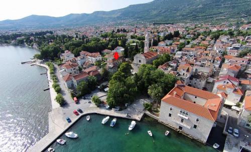 Kastela Apartment | Old school apartment