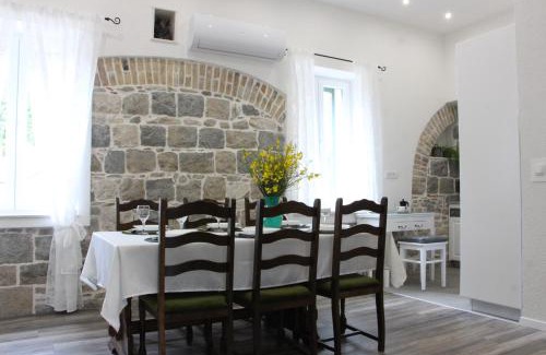 Kastela Apartment | Old school apartment
