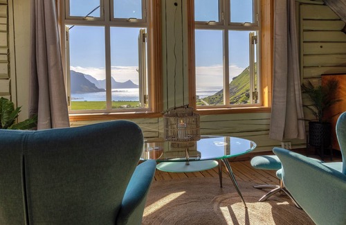 Vestvagøy House | Old school house with fantastic sea view near Haukland beach