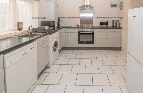 Louth Cottage | OLD SWEET SHOP, pet friendly, with a garden in Saltfleetby