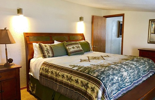Homer Cabin | Old Town Lodge - Big View, 4 Bedrooms, Walk to everything!