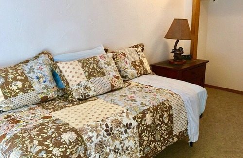 Homer Cabin | Old Town Lodge - Big View, 4 Bedrooms, Walk to everything!