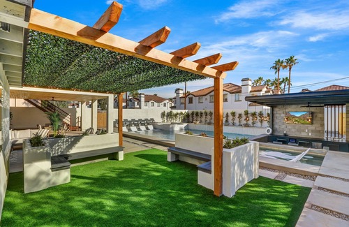 Center Court House | Old Town Scottsdale WILD WEST ESTATE - 7BR, Pool, Spa, Golf, Bocce!