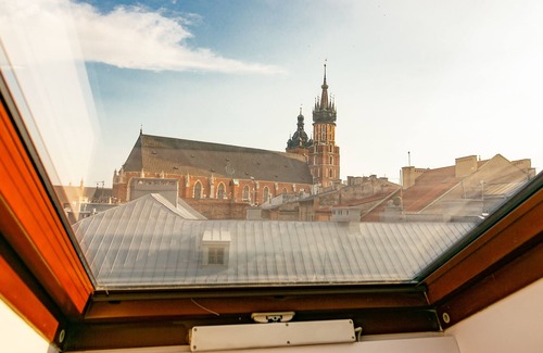 Stare Miasto Apartment | Old Town with a view to St Mary Church, bth + extra toilet, air-con