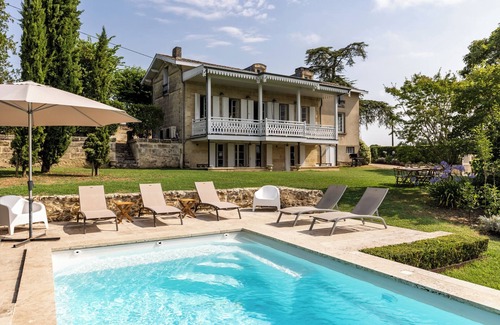 Saint-Emilion Villa | Old wine chateau with all comfort overlooking the vineyards of Saint-Emillion.
