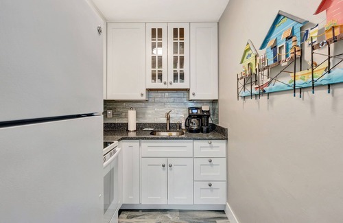 Old Naples Condo | Olde Naples Luxury Condo Steps to Pier, Beach, Sunsets and fabulous Restaurant