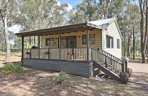 Pokolbin Cottage | Olive Grove 3 1 Bedroom Cabin with large Bath and walk to wineries