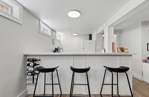 Rosscarrock Apartment | Olympian-Hosted Suite: Mountain & City Escape