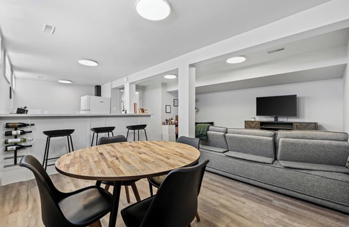 Rosscarrock Apartment | Olympian-Hosted Suite: Mountain & City Escape
