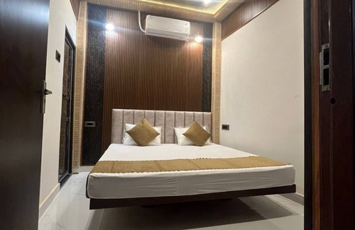 Mahmoorganj House | Om Nilay Paying Guest House By GRB