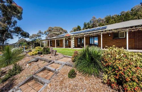 Central Mudgee House | 'Omaroo' Homestead Escape amongst Rolling Hills