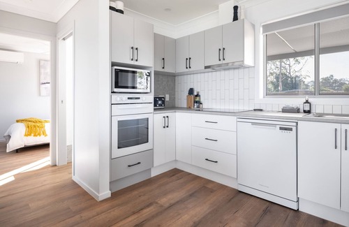 Gwandalan House | Omaroo: Lakefront Home for families or couples. Walking distance to Club & Shops