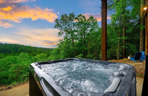 Broken Bow Cabin | OMG Views 5min>Hochatown Hot Tub Firepit Deck King Bed Tile Shower