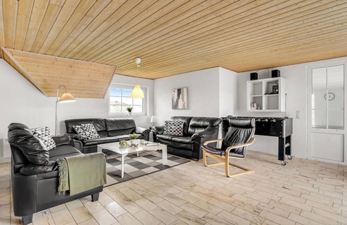 Argab House | On a narrow spot on Holmsland Klit, the thatched vacation home awaits you.