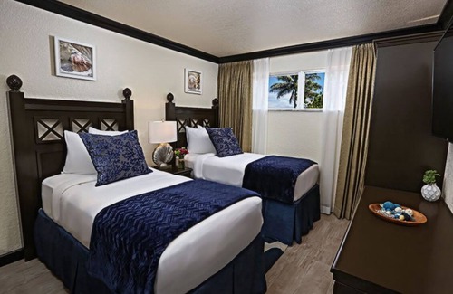 Cocoa Beach Resort | On Cocoa Beach beach 2bd, 2 bath, condo kitchen, dining and living roomnSleeps 6