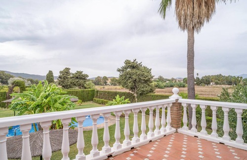 Jimena de la Frontera House | On the edge of Los Alcornocales National Park, this beautiful villa welcomes you.