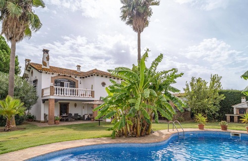 Jimena de la Frontera House | On the edge of Los Alcornocales National Park, this beautiful villa welcomes you.