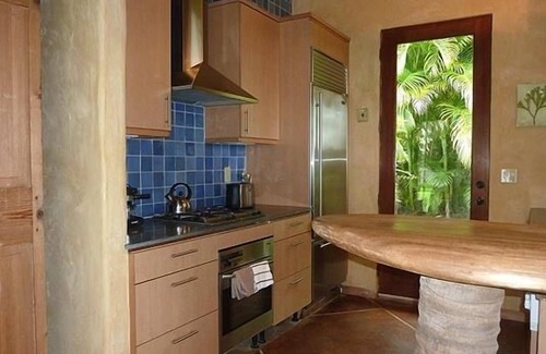 Hamakuapoko Cottage | On the Edge of a Gulch, Privacy, Charm, Unique Style Cottage - Permitted