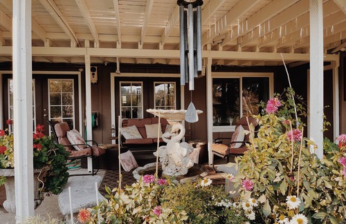 Harlow House | On the river with your own private boat and dock!Moments from downtown!