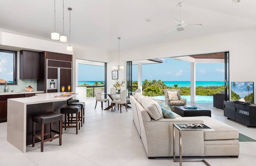 The Bight Villa | "ON THE ROCKS" Luxury Getaway with Stunning Ocean Views, short walk to the Beach