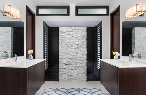 The Bight Villa | "ON THE ROCKS" Luxury Getaway with Stunning Ocean Views, short walk to the Beach