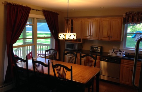 Jeffersonville House | On the trail map! Walk to everything! Sleeps 10!