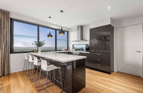 Anglesea House | On Top of the World S