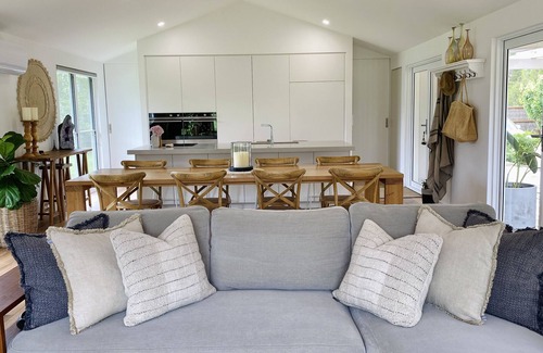 Rhyll House | One Acre Retreat Silverleaves Phillip Island Walk to Beach & Cowes
