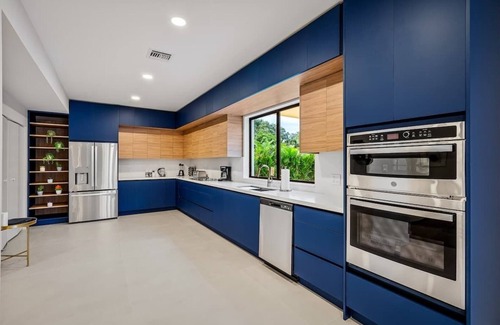 Golden Glades House | One and Only LAZY RIVER POOL/Slides/Cinema/Courts