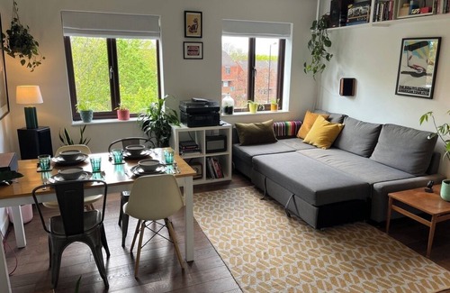 Lee Apartment | One bed flat with sofa bed, parking & home cinema
