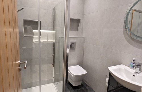 Ealing Apartment | One Bedrm|Open Plan Living|5 min to subway|250Mbps|Workspace|Netflix|Smart Locks