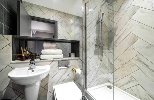 RopeWalks Apartment | One Bedroom Apartment 104 (Sleeps 4) - minutes from L1 and all major attractions
