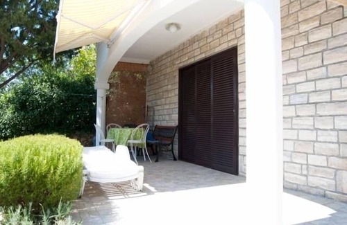 Susica Apartment | One bedroom apartment near beach Murter (A-5125-b)