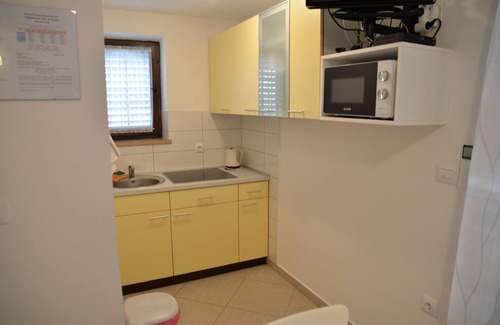 Cres Apartment | One bedroom apartment with terrace Cres (A-7876-a)