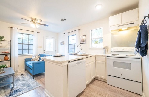 North Loop House | One Bedroom Cottage in North Loop