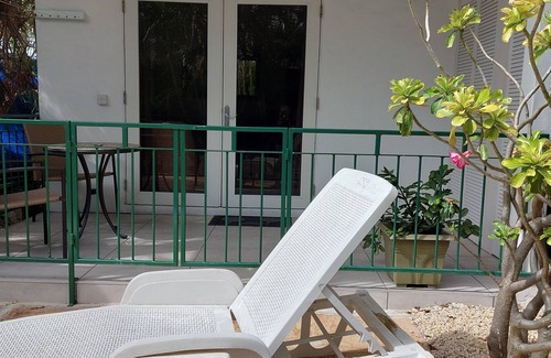 Marine Gardens Cottage | One bedroom self contained cottage